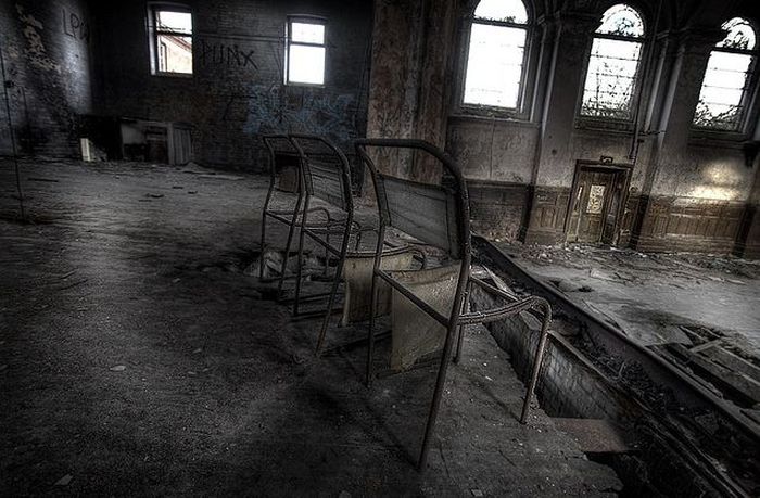 Abandoned Mental Asylum (50 pics)