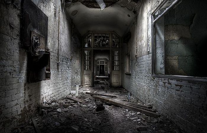 Abandoned Mental Asylum (50 pics)