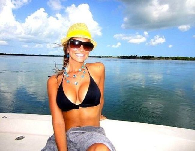 Busty Girls (40 pics)