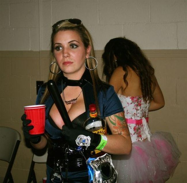 Busty Girls (40 pics)