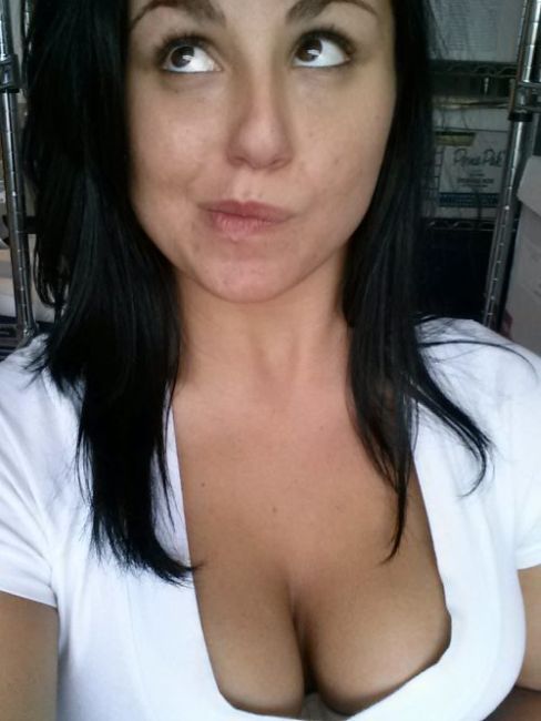 Busty Girls (40 pics)