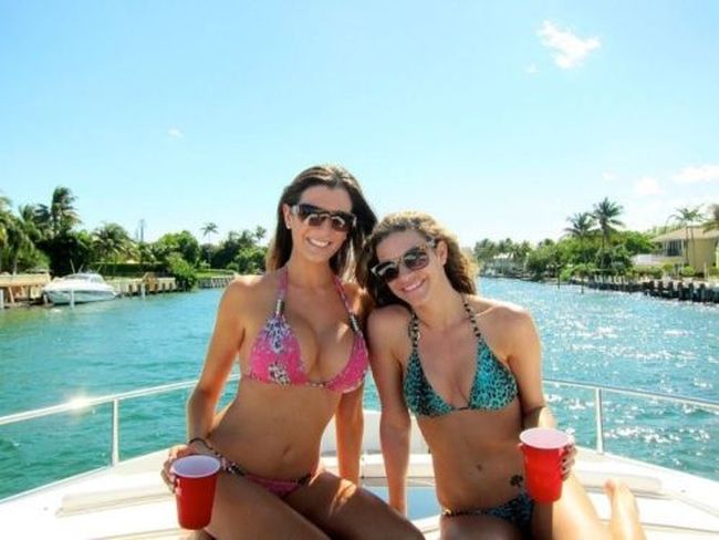 Busty Girls (40 pics)