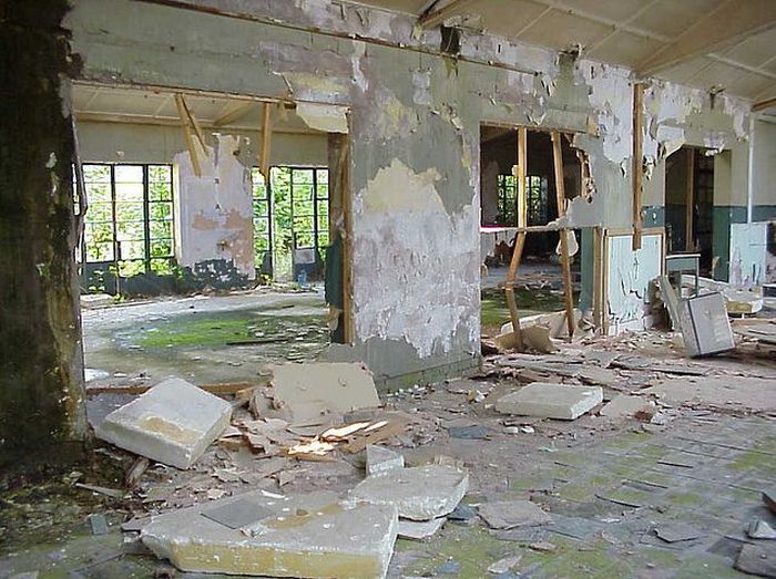 Abandoned Red Cross Hospital (48 pics)
