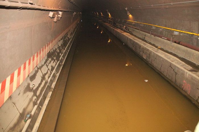 Flooded NYC Subway Tunnel (17 pics)