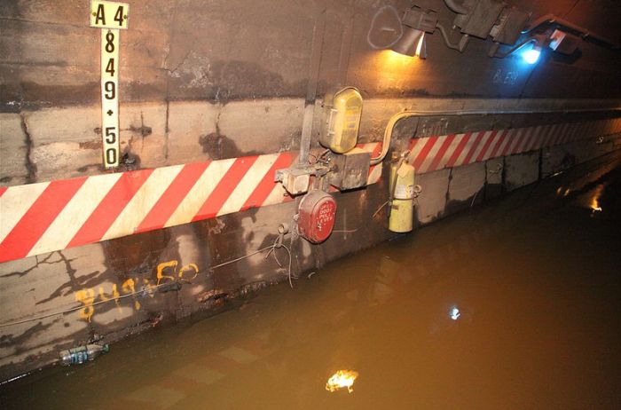 Flooded NYC Subway Tunnel (17 pics)