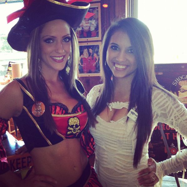 Hooters Girls (31 pics)