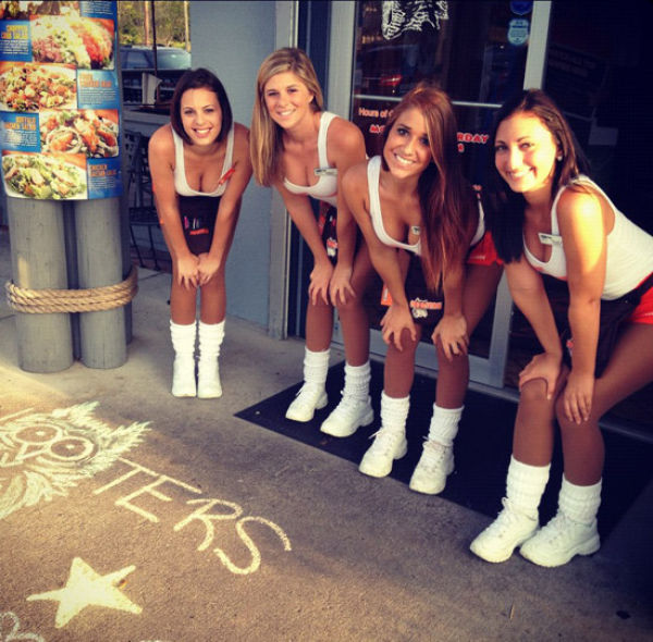 Hooters Girls (31 pics)