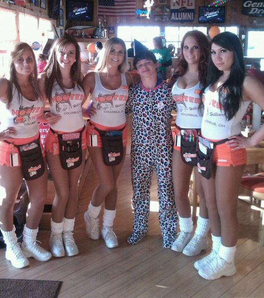Hooters Girls (31 pics)
