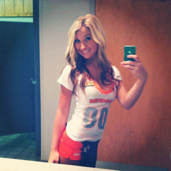 Hooters Girls (31 pics)
