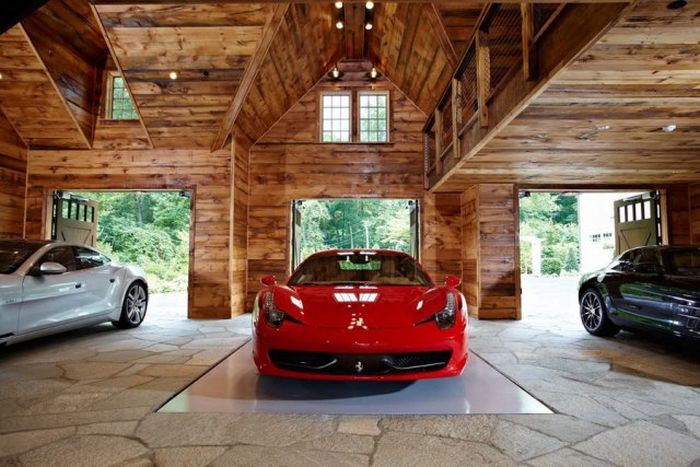 The Most Amazing Garage Ever (15 pics)