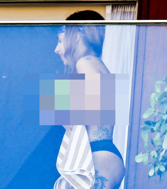 Topless Lady Gaga (5 pics)