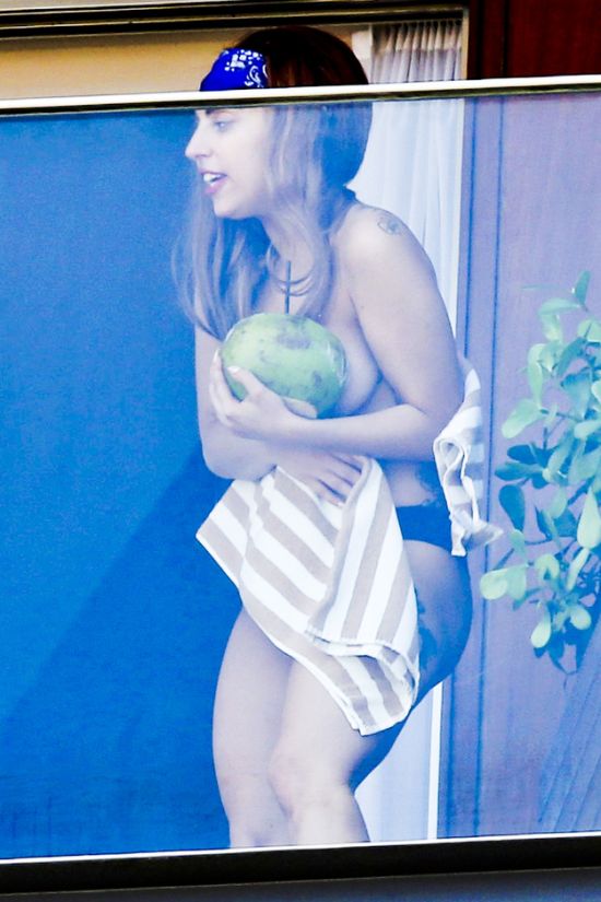 Topless Lady Gaga (5 pics)