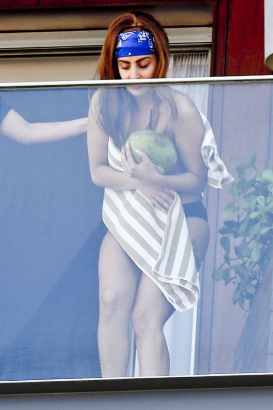 Topless Lady Gaga (5 pics)