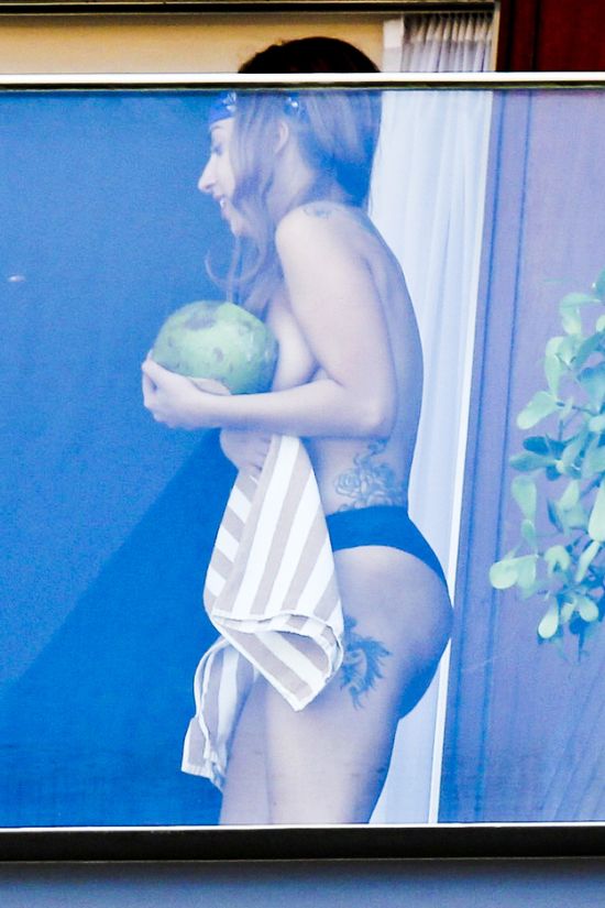 Topless Lady Gaga (5 pics)