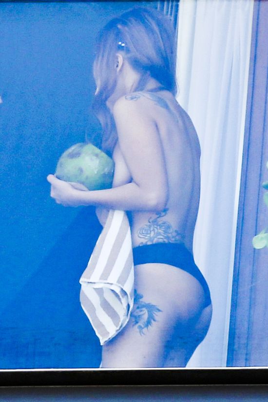 Topless Lady Gaga (5 pics)