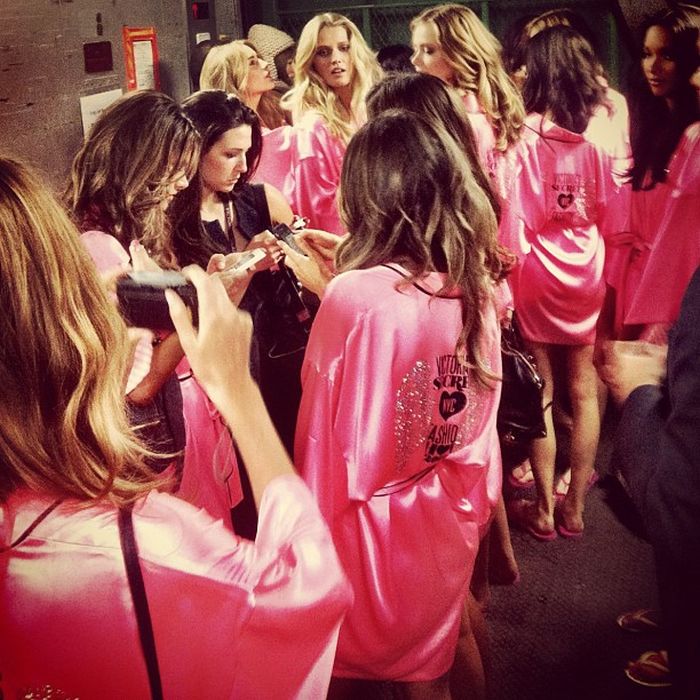 Behind The Scenes Of The 2012 Victoria’s Secret Fashion Show (42 pics)
