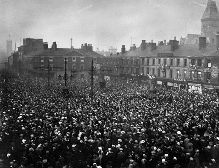 People Celebrating the End of World War I (31 pics)