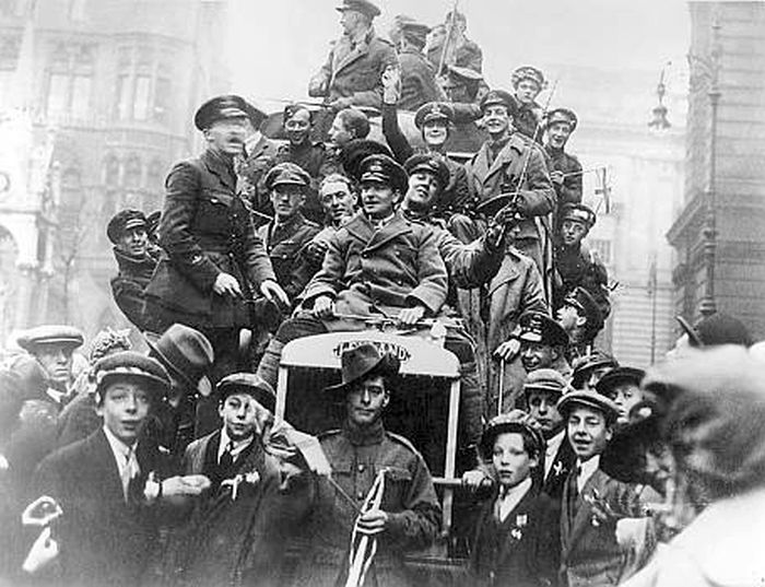 People Celebrating the End of World War I (31 pics)