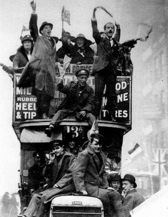 People Celebrating the End of World War I (31 pics)