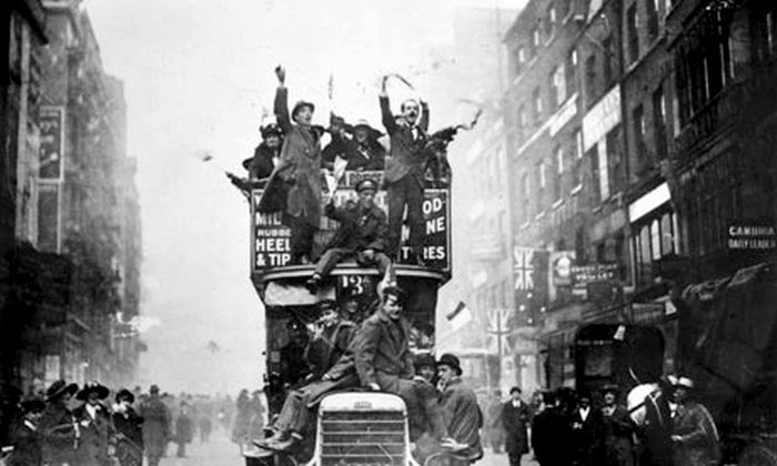 People Celebrating the End of World War I (31 pics)