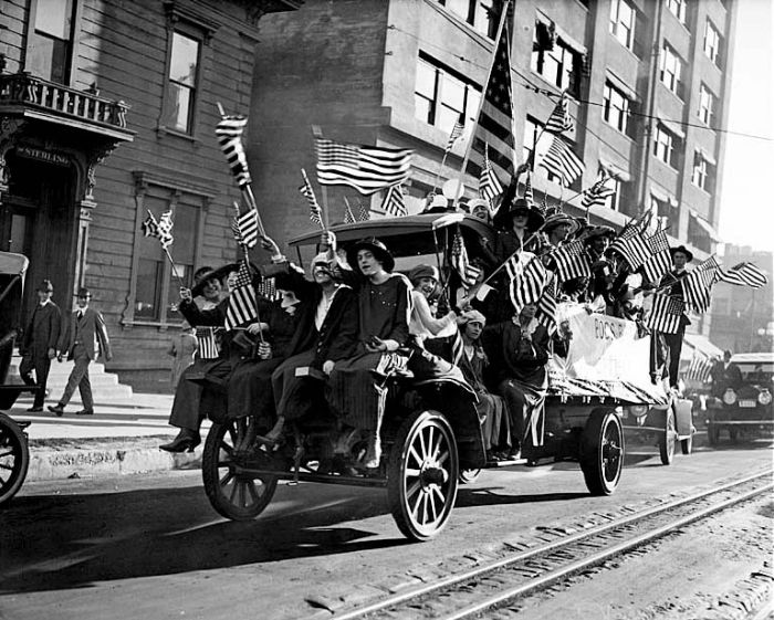 People Celebrating the End of World War I (31 pics)