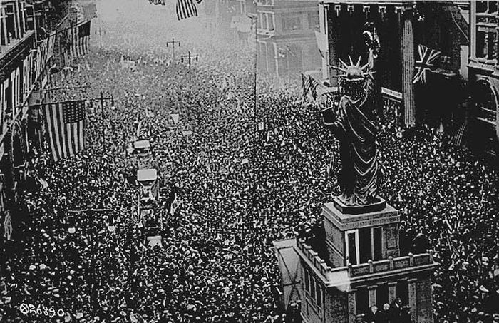 People Celebrating the End of World War I (31 pics)