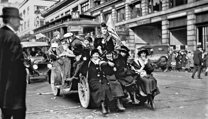 People Celebrating the End of World War I (31 pics)