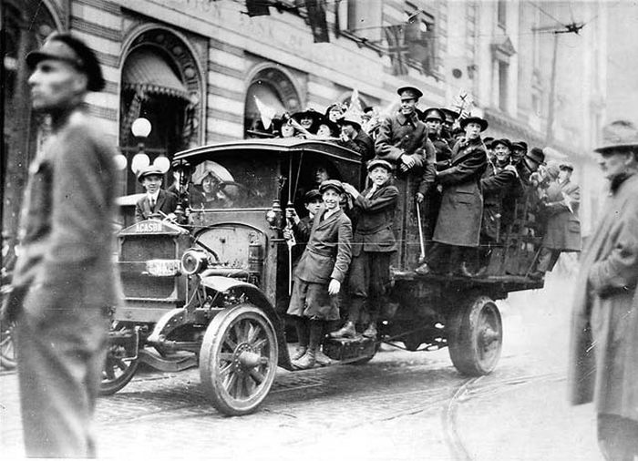 People Celebrating the End of World War I (31 pics)