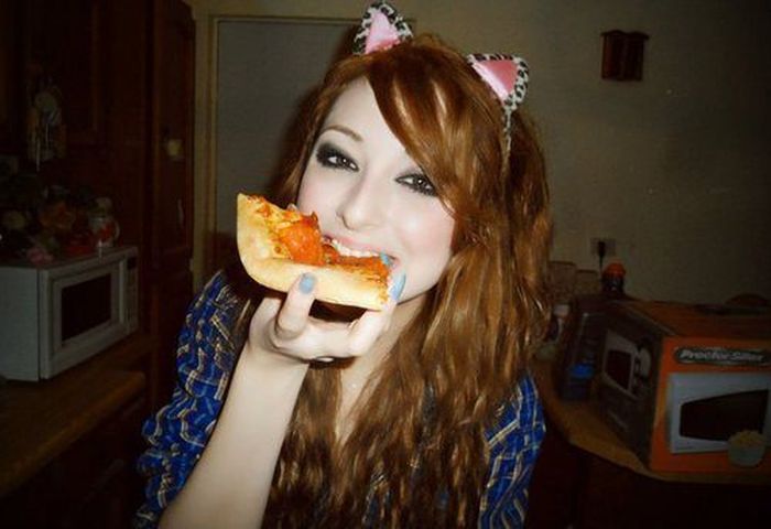 Girls Love Pizza (43 pics)