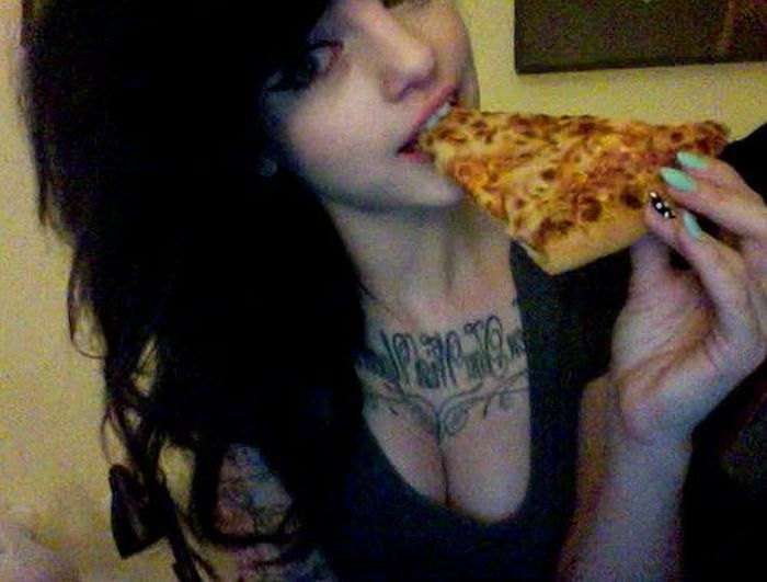 Girls Love Pizza (43 pics)