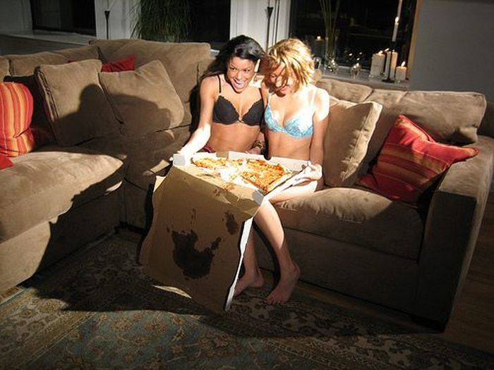 Girls Love Pizza (43 pics)