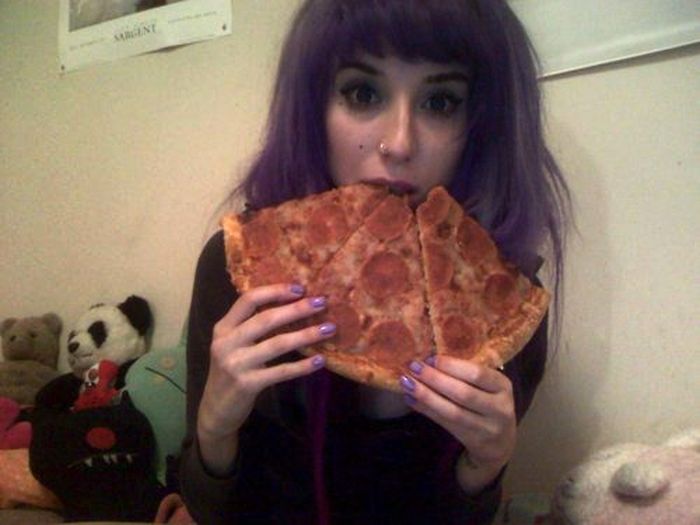 Girls Love Pizza (43 pics)