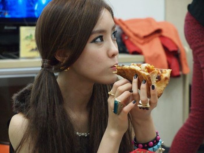 Girls Love Pizza (43 pics)