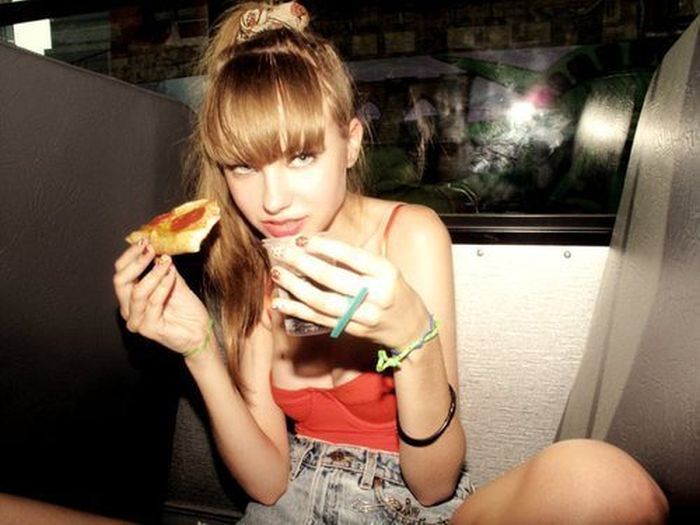 Girls Love Pizza (43 pics)