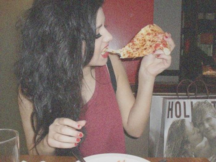 Girls Love Pizza (43 pics)