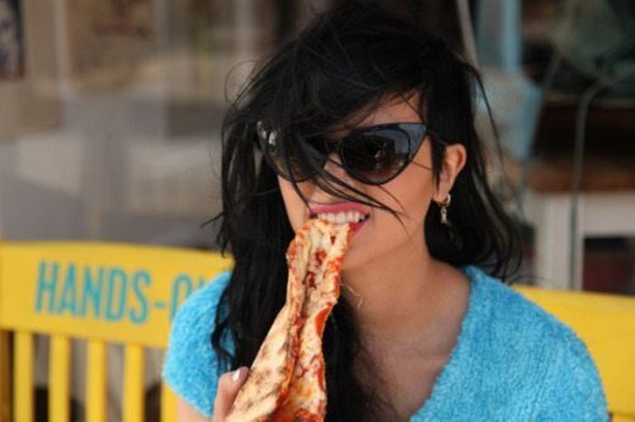 Girls Love Pizza (43 pics)