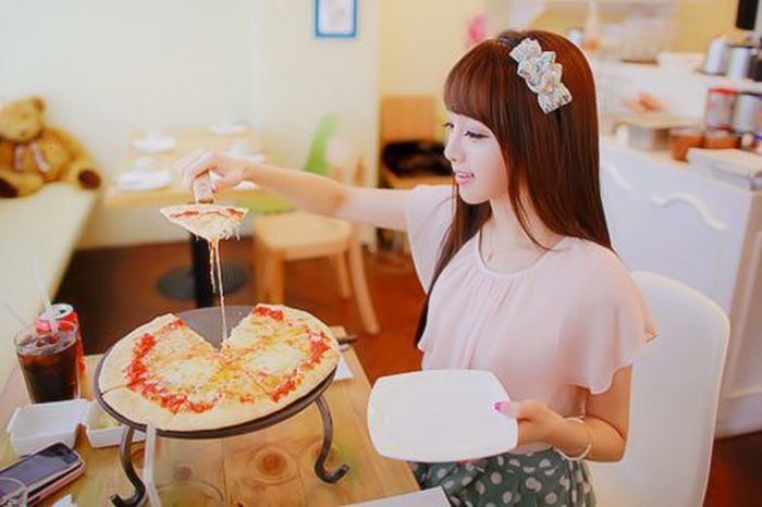 Girls Love Pizza (43 pics)