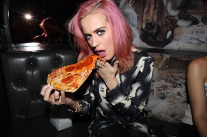 Girls Love Pizza (43 pics)