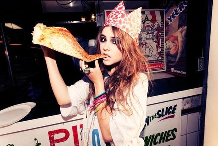 Girls Love Pizza (43 pics)