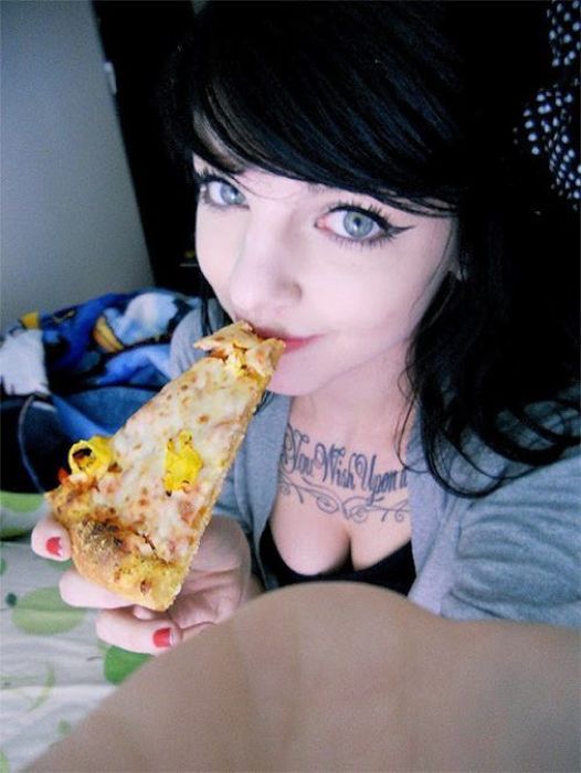 Girls Love Pizza (43 pics)