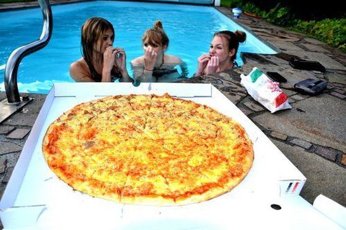 Girls Love Pizza (43 pics)