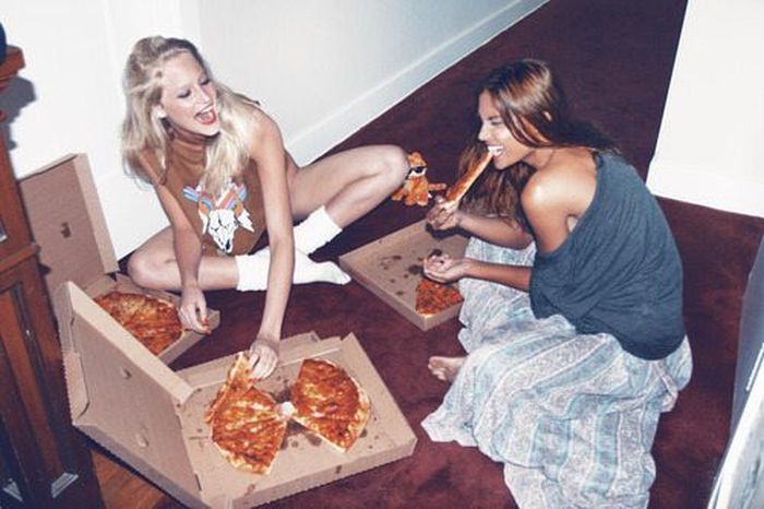 Girls Love Pizza (43 pics)