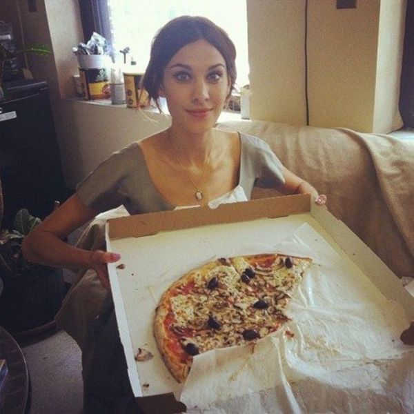 Girls Love Pizza (43 pics)