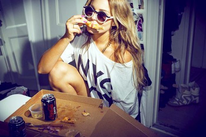 Girls Love Pizza (43 pics)