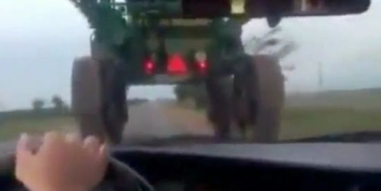 Incredible Way to Overtake a Huge Vehicle