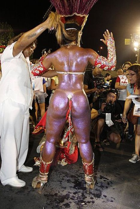 How Braziian Carnaval Dancers Don't Lose Their Panties (14 pics)