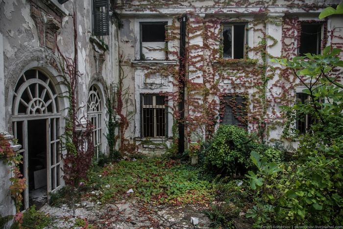 Abandoned Resort in Croatia (25 pics)