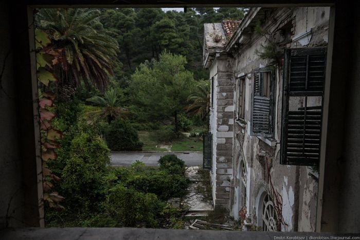 Abandoned Resort in Croatia (25 pics)