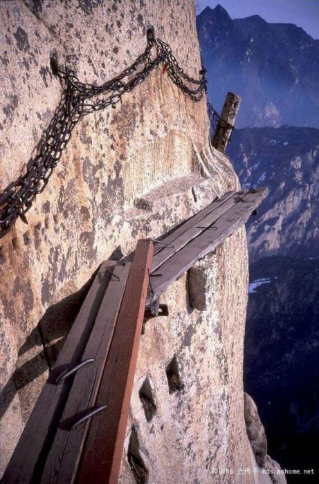 The Most Dangerous Hiking Trail in the World (30 pics)
