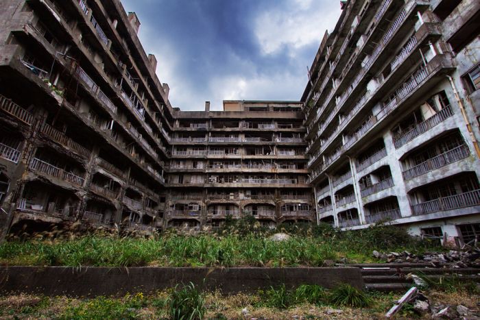 The Abandoned Island That's A Real Life Bond Villain Lair (21 pics)